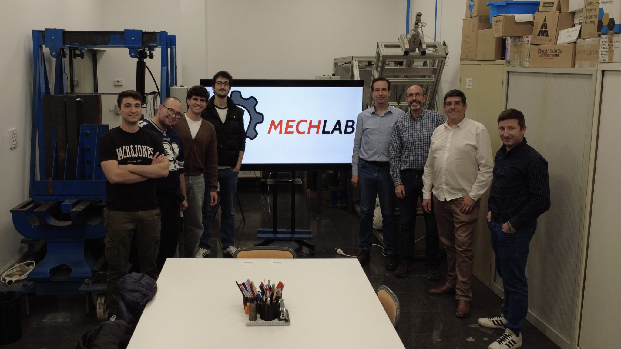 El equipo del MechLab en el laboratorio del Campus de Alcoy