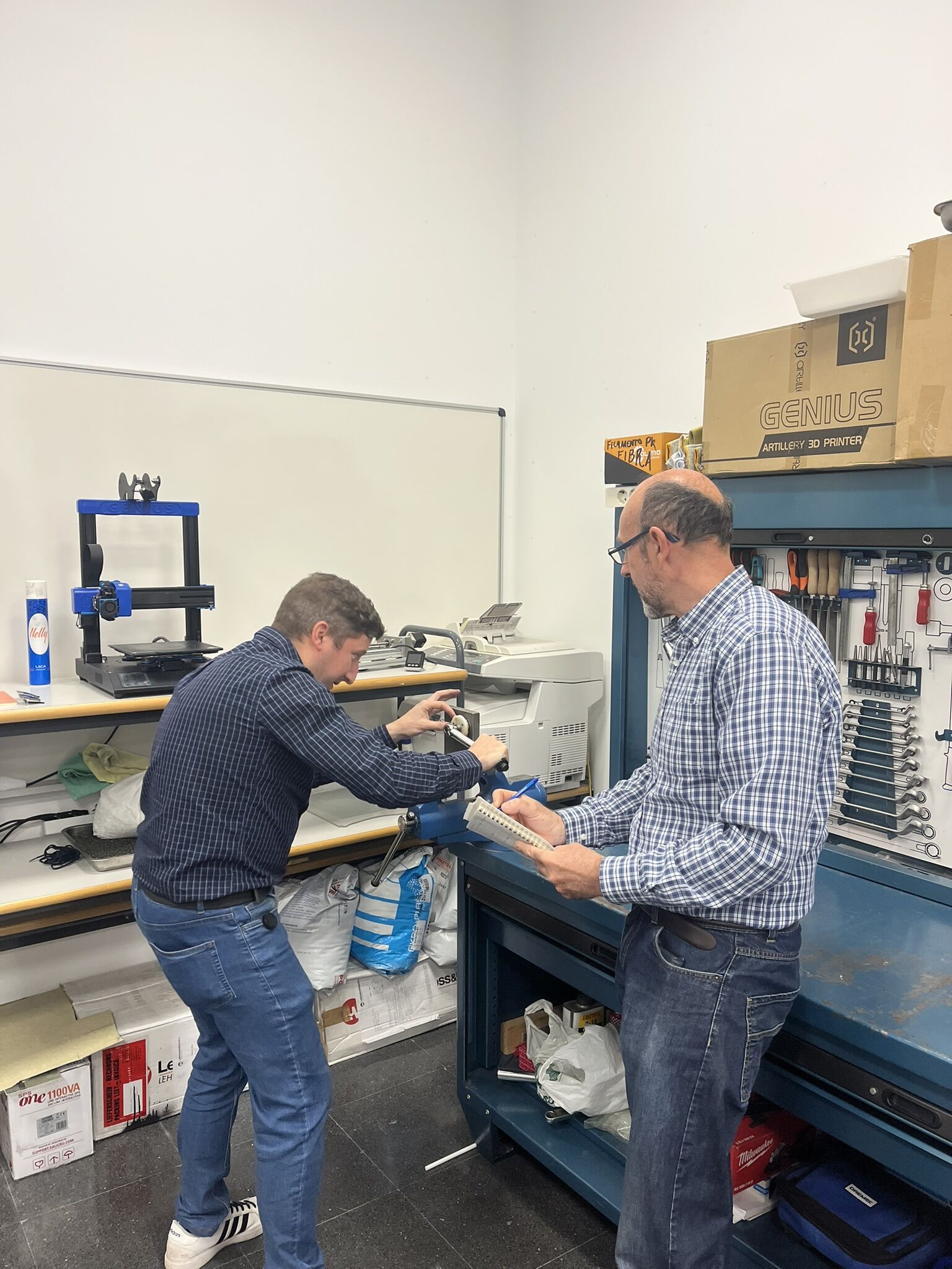 Miembros del MechLab trabajando en el taller del laboratorio