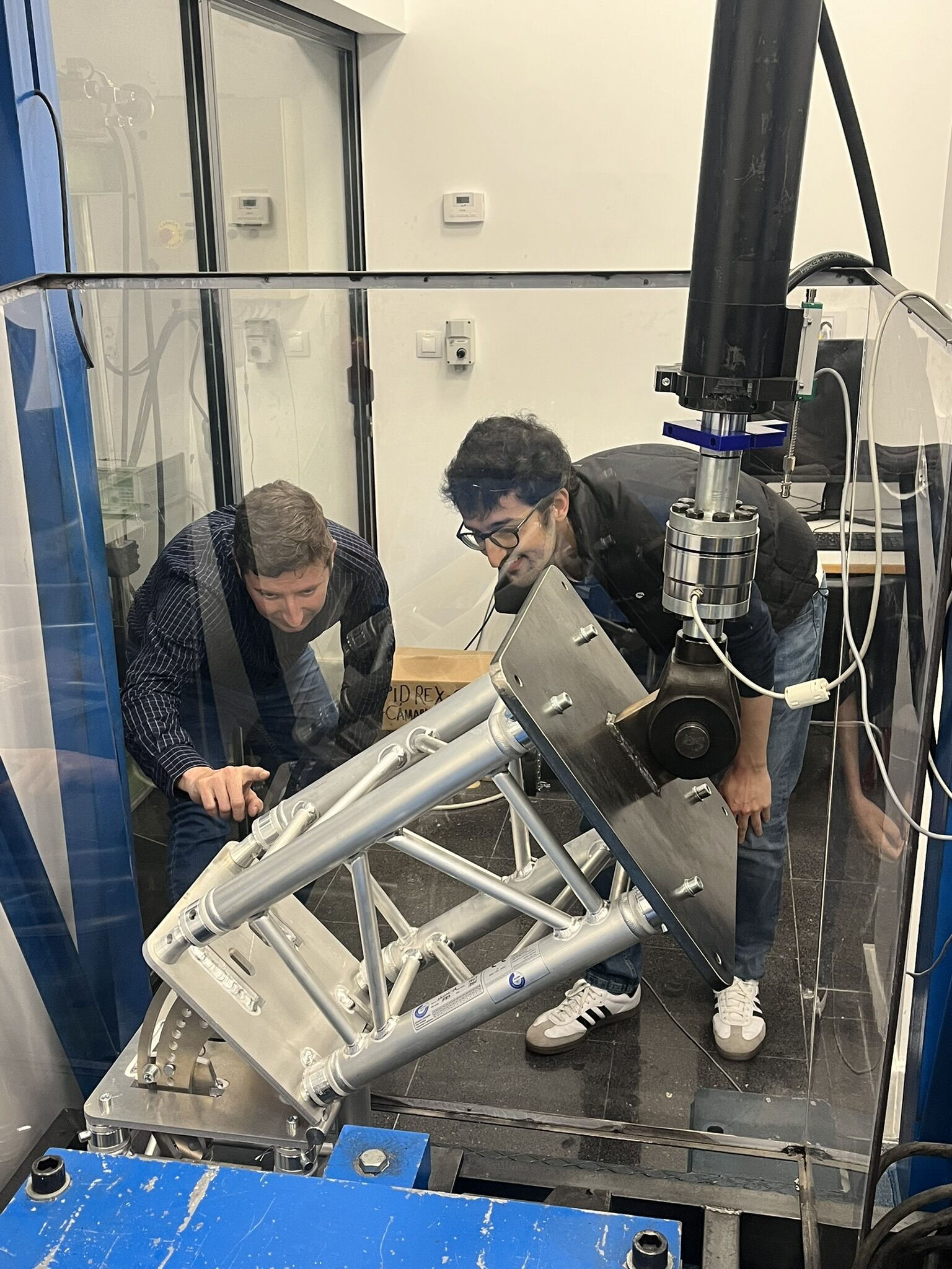 Preparación de un ensayo de una estructura de aluminio en el banco de pruebas