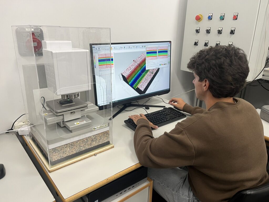 Estudiante analizando una superficie con el perfilómetro 3D Profilm3D
