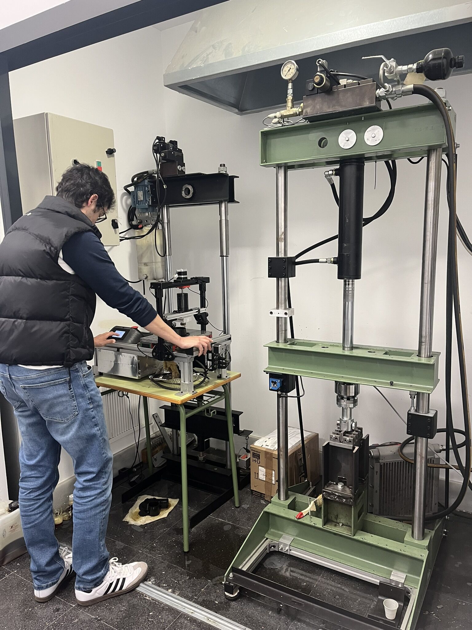 Investigador con el tribómetro pin-on-disk junto a la máquina de fatiga